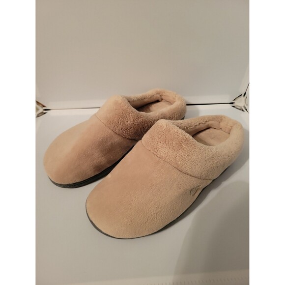 Isotoner 9.5 Slippers - Picture 1 of 6